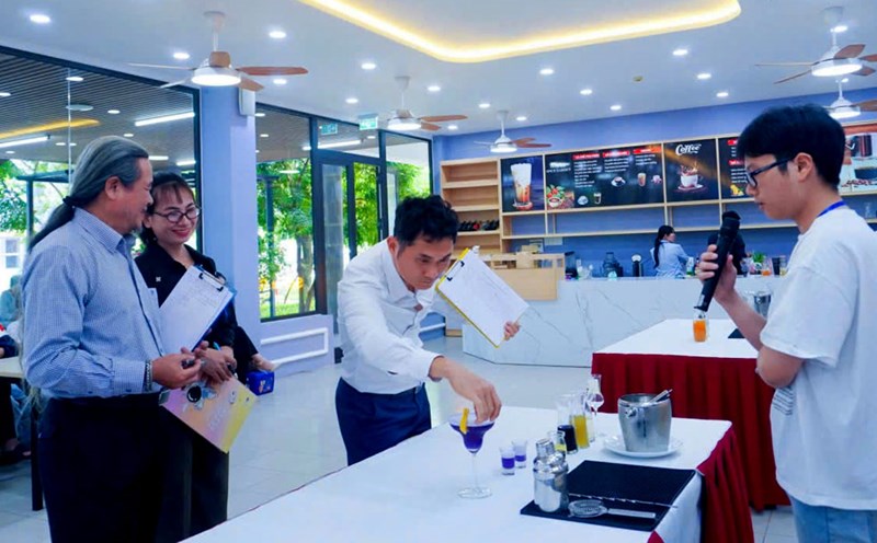 Ngu Hanh Son Ward Trade Union, Da Nang organizes the 2025 Drink Brewing Professional Competition. Photo: Tra Van