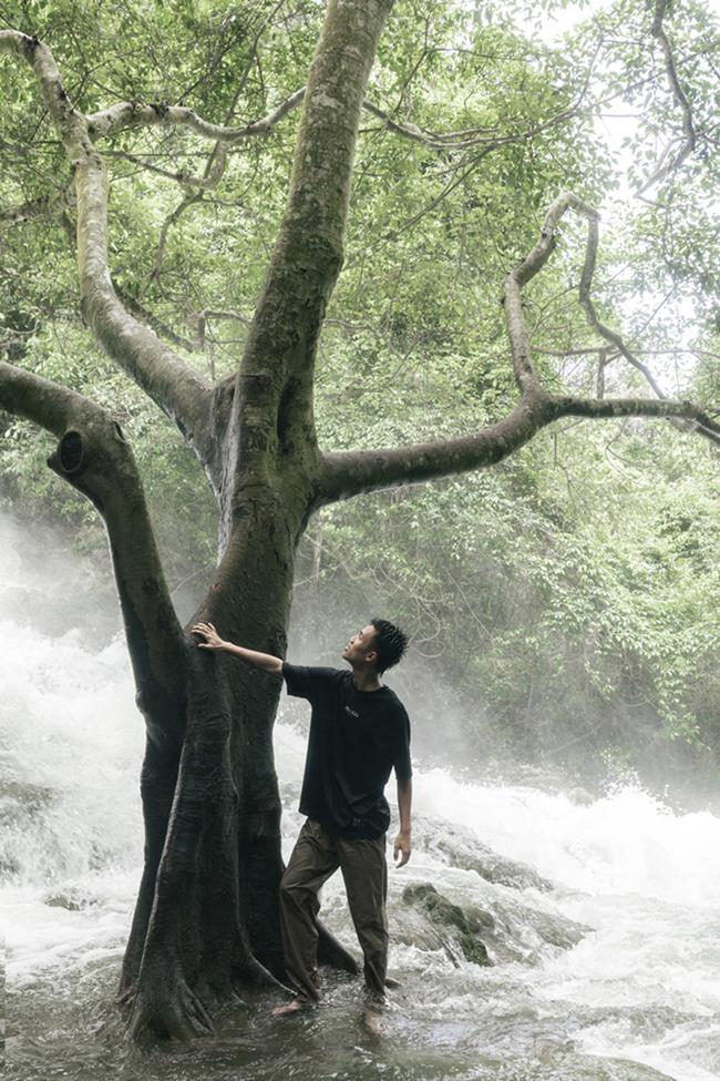 Tro lai thac Khe Dau lan 2, nam du khach khang dinh noi day khong co qua nhieu thay doi, khong khi trong lanh, cay coi xanh muot, canh quan gan nhu khong co su can thiep cua con nguoi: “Trong suot cuoc hanh trinh, tung buoc chan cua minh deu mang tam the vui ve, tran day nang luong”.