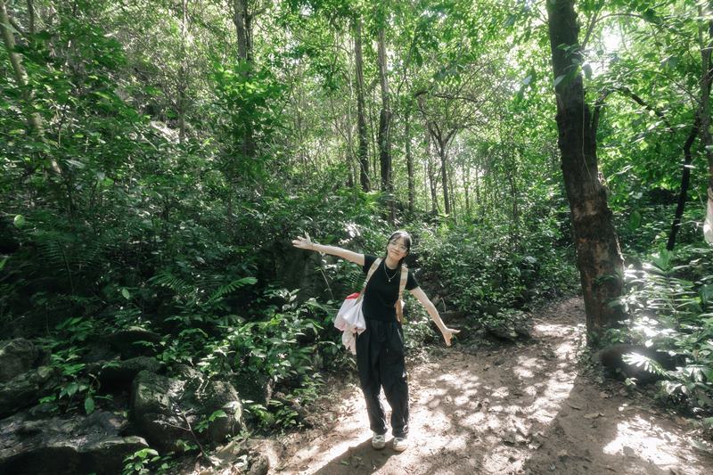 Doi voi nhung du khach lan dau leo thac, Long Nhat cho rang moi nguoi nen chu y di cham, di chuyen chac chan tren nhung hon da tai meo, tranh tron truot.