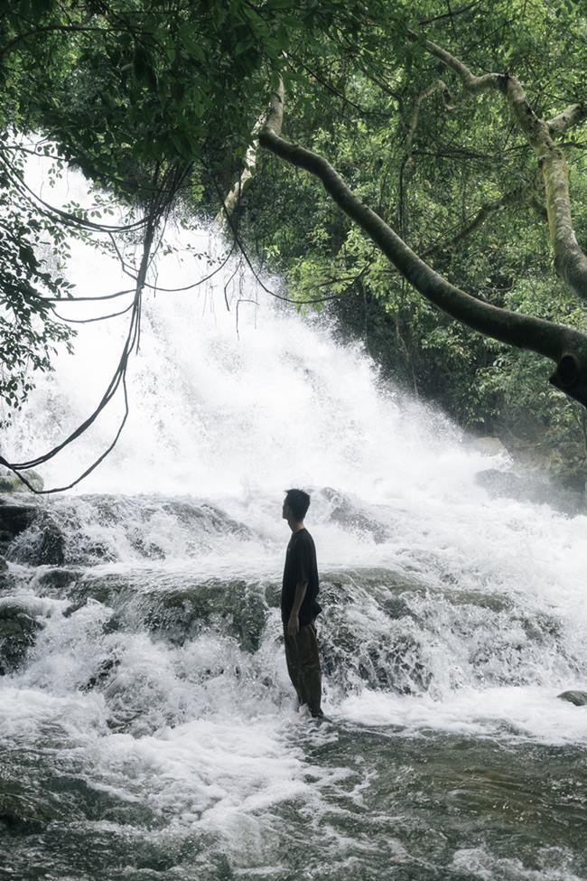 Dong nuoc chay tu ho Mo Ang qua khe nui da voi, tao nen thac cao hon 30m voi ve dep hoang so, nuoc tung bot trang xoa cung reu xanh phu day vach da va cay co thu bao quanh tao nen khung canh tho mong nhu tranh ve. Duoi chan thac co ho nuoc trong xanh rong vua phai, sau o giua nhung ven bo nong, phu hop cho tam mat.