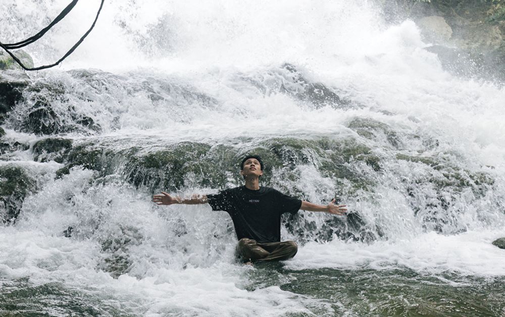 Long Nhat chia se minh la mot trong nhung du khach may man duoc chung kien cau vong xuat hien tai thac nen cuc ki an tuong. Ngoai ra, trai nghiem duoc ngam minh duoi dong nuoc mat lanh, hoa minh vao thien nhien cung giup nhung met moi nhu tan bien.