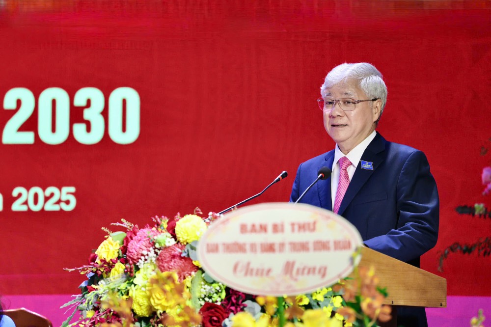 Comrade Do Van Chien - Politburo member, Secretary of the Party Central Committee, Secretary of the Party Committee of the Fatherland Front, Central organizations, Chairman of the Central Committee of the Vietnam Fatherland Front - spoke at the Congress. Photo: Phu Temple