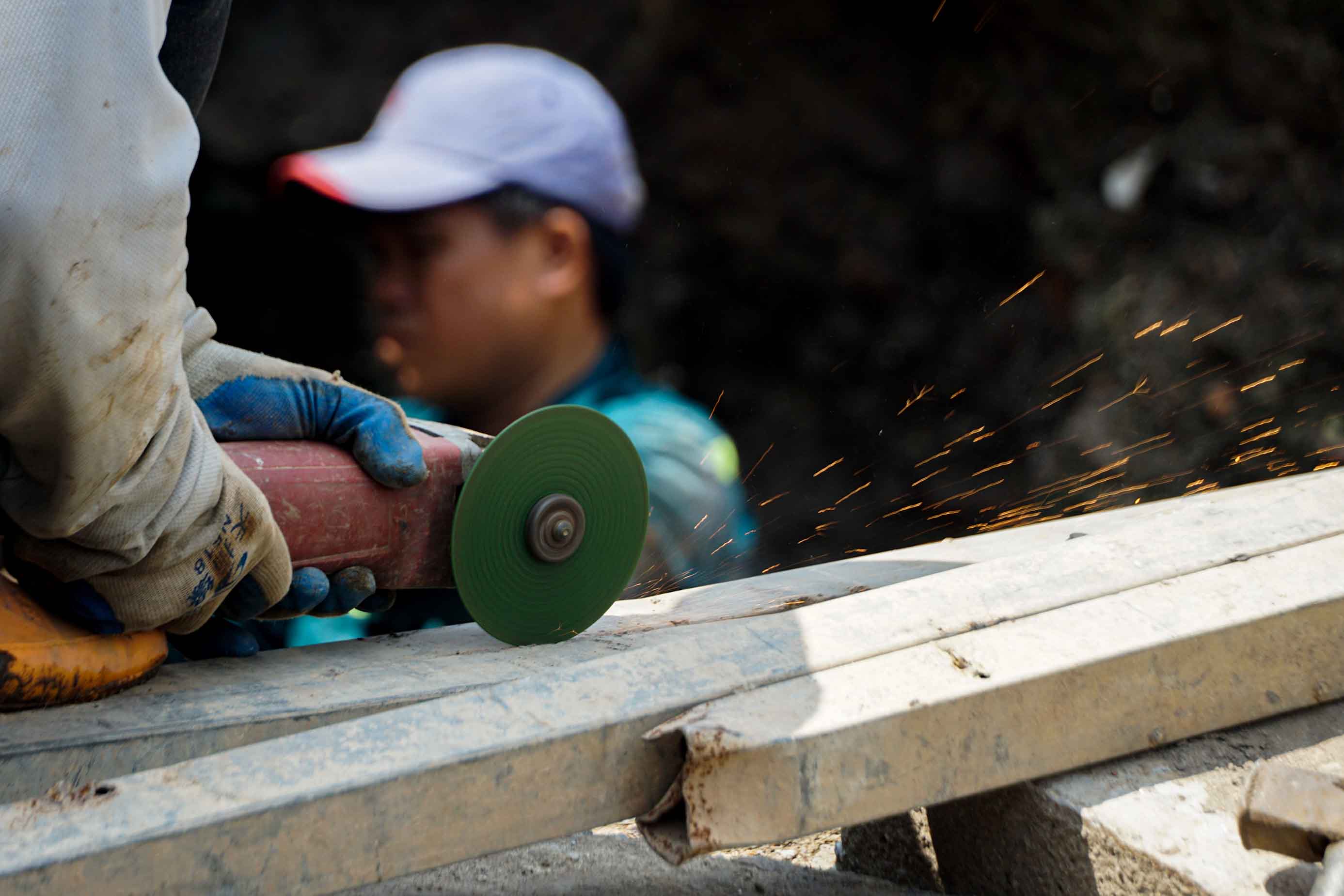 Cong nhan tien hanh thi cong mot so hang muc tai nut giao Lang Ha - De La Thanh. Anh: Huu Vu