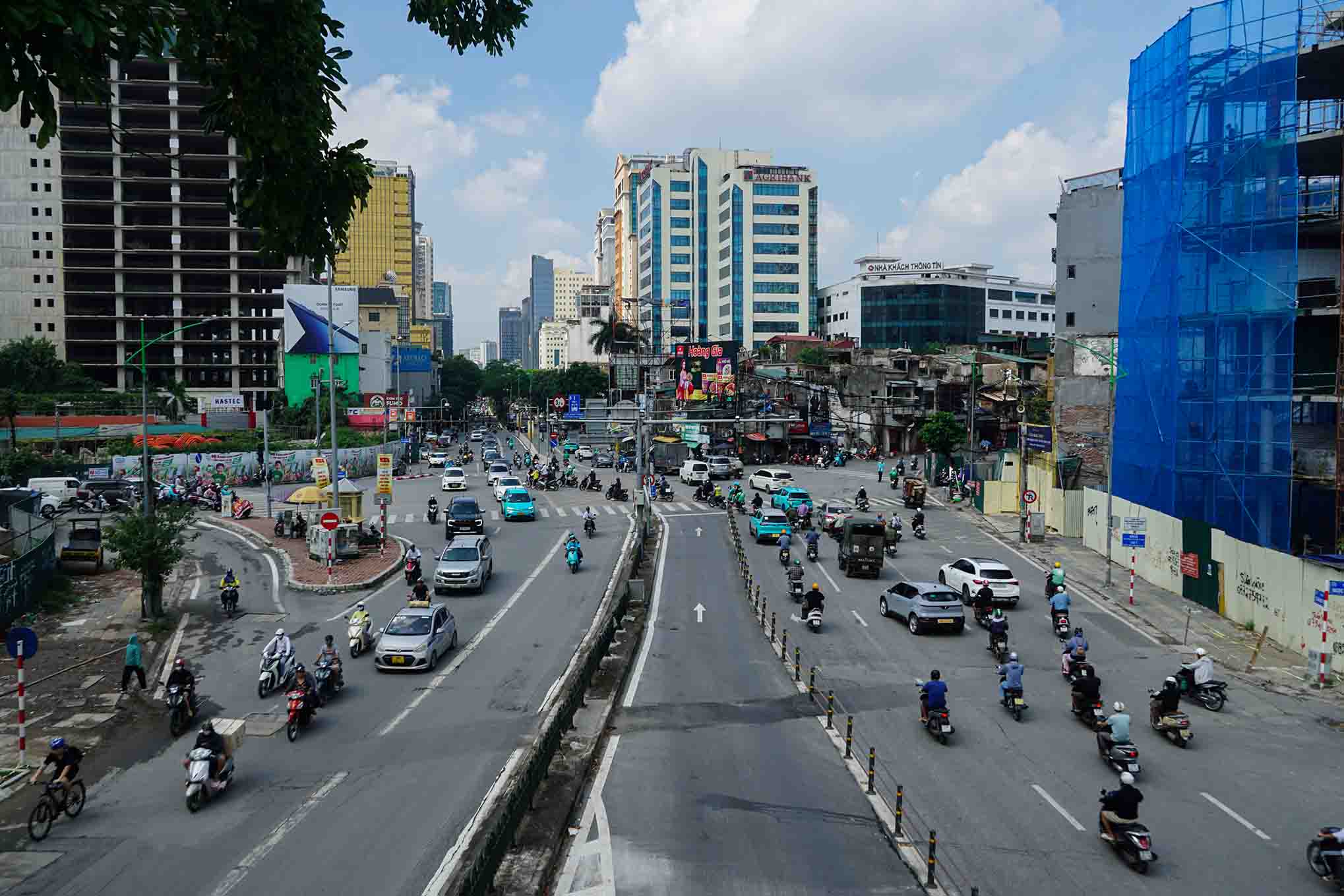 Vi tri xay dung cau vuot nut giao Lang Ha - De La Thanh. Anh: Huu Vu