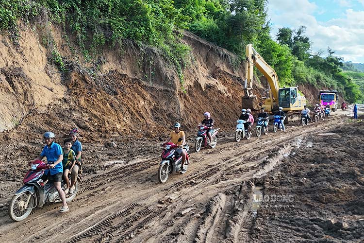 Les vehicules rencontrent des difficultes pour se deplacer sur la route dans la commune de Muong Luan province de Dien Bien (photo prise le 8 août). Photo : Quang Dat