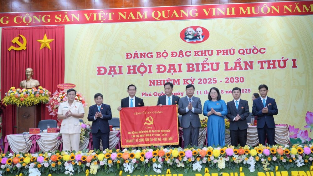 Bi thu Tinh uy An Giang Nguyen Tien Hai trao tang buc truong cho dai hoi. Anh: Nam Phuong