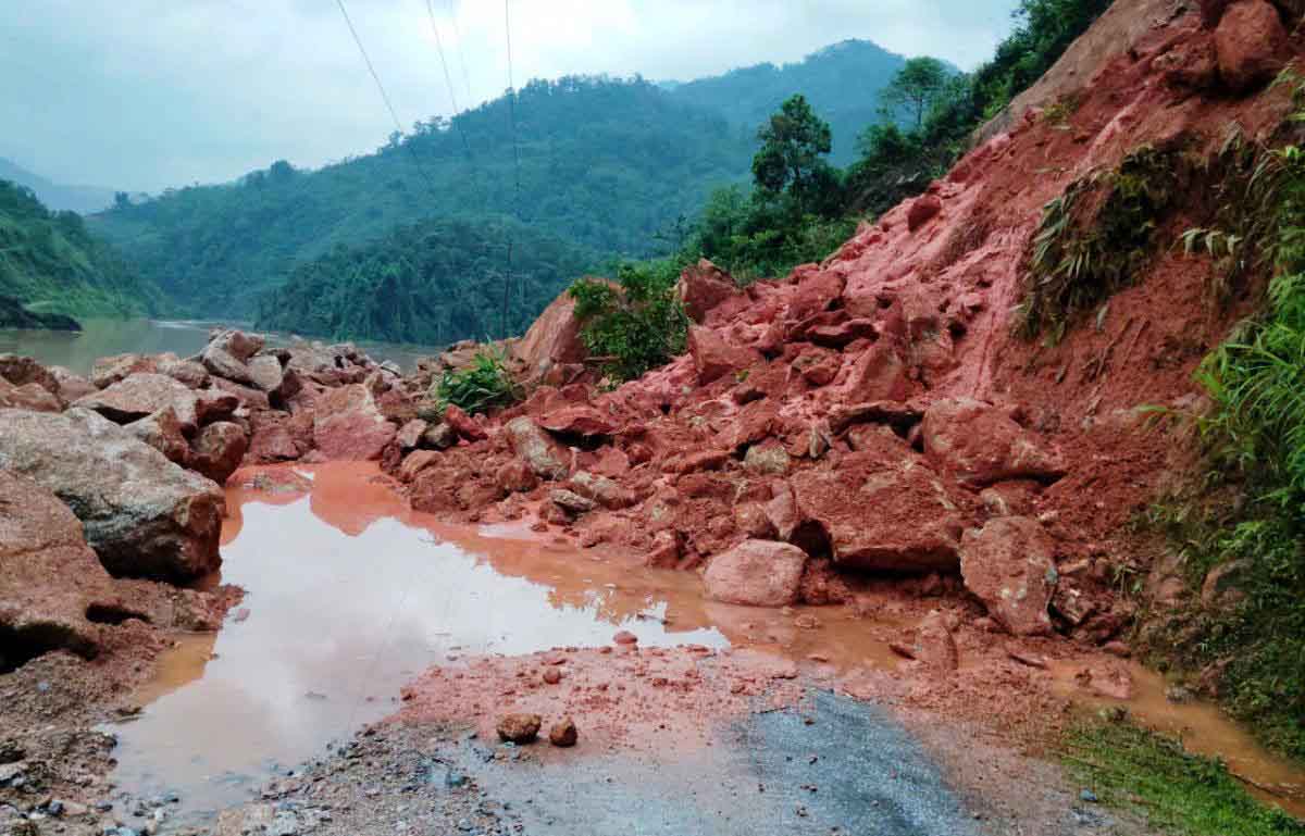 地すべりは、チュイエン・クアンの高地地域でのコミューンの分裂と麻痺を引き起こします。写真：Phuong Duyen