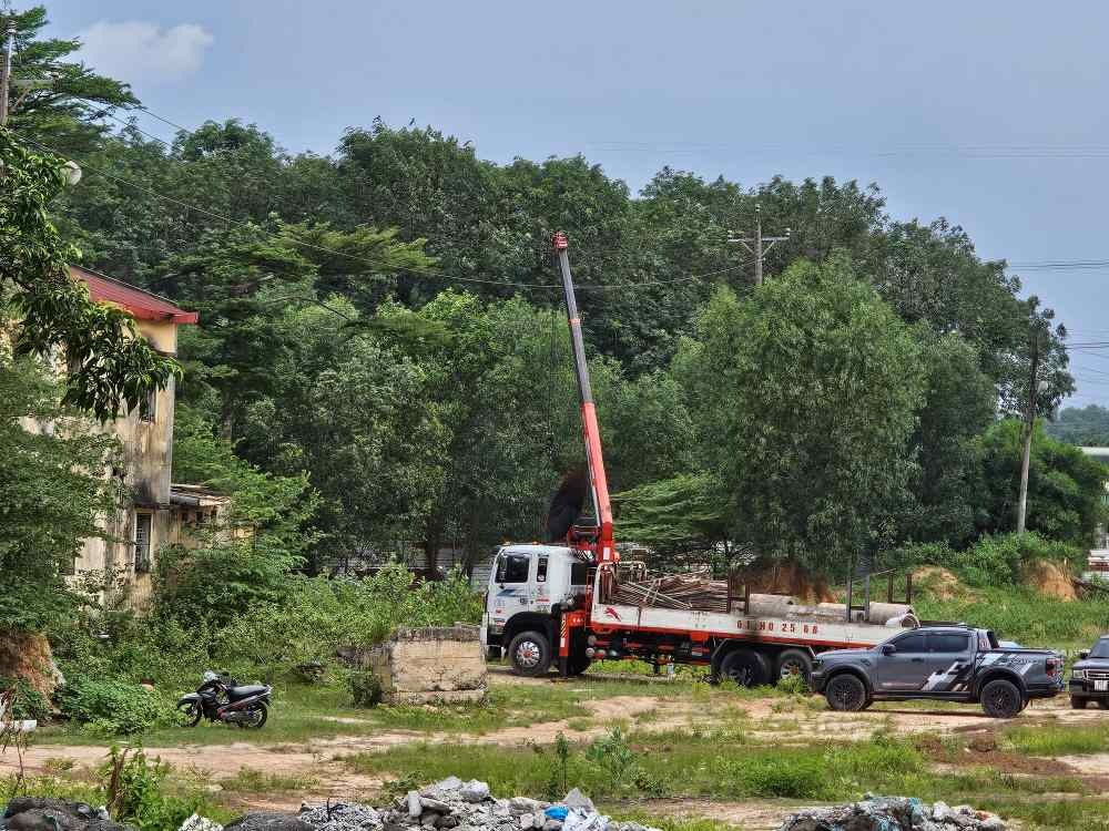 The scene of the crane truck hitting a high-voltage power line, killing a bus attendant, the driver fainted and had to be taken to the emergency room. Photo: Dinh Trong