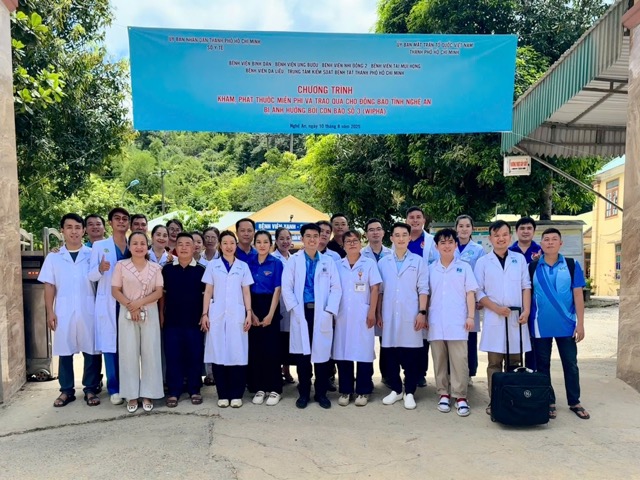 La delegation de medecins de l'hopital pour enfants n° 2 soutient les examens medicaux de plus de 600 personnes touchees par la tempete Wipha. Photo : Hopital pour enfants n° 2