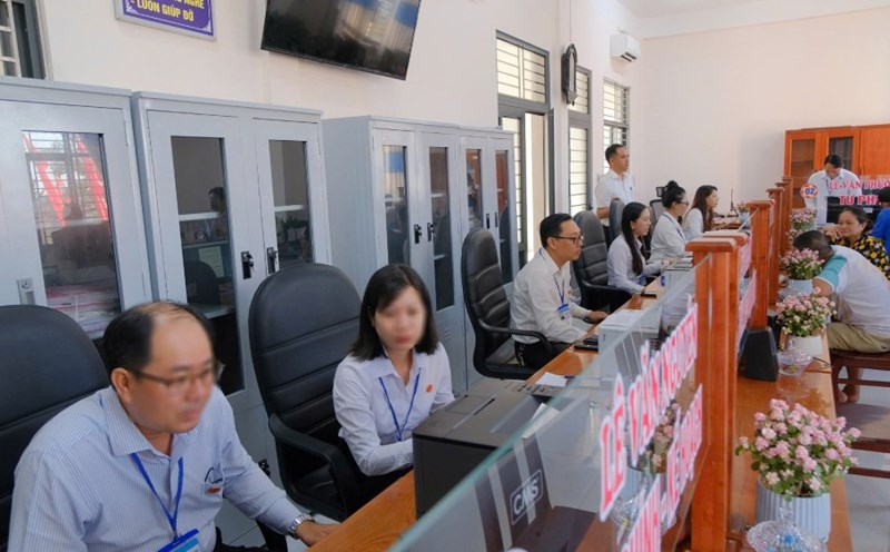 The Prime Minister has just issued a request to promulgate the staffing norms for sectors and fields. In the photo, cadres and civil servants of Tan Thanh ward (Ca Mau) handle administrative procedures for people. Photo: Phong Linh