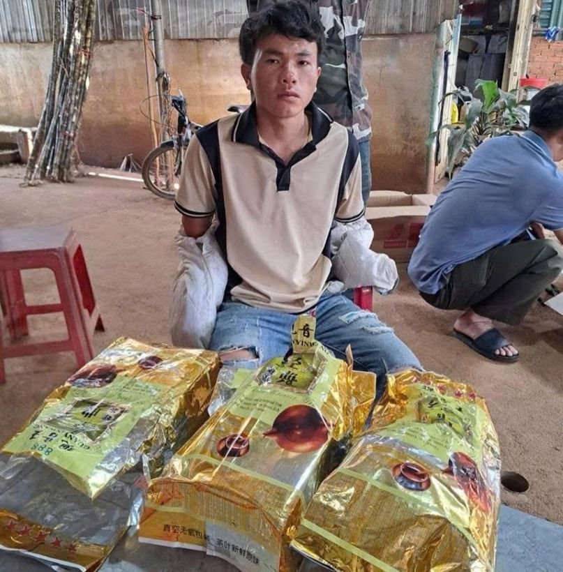 Doi tuong Giang Seo Hoa cung tang vat. Anh: Cong an cung cap