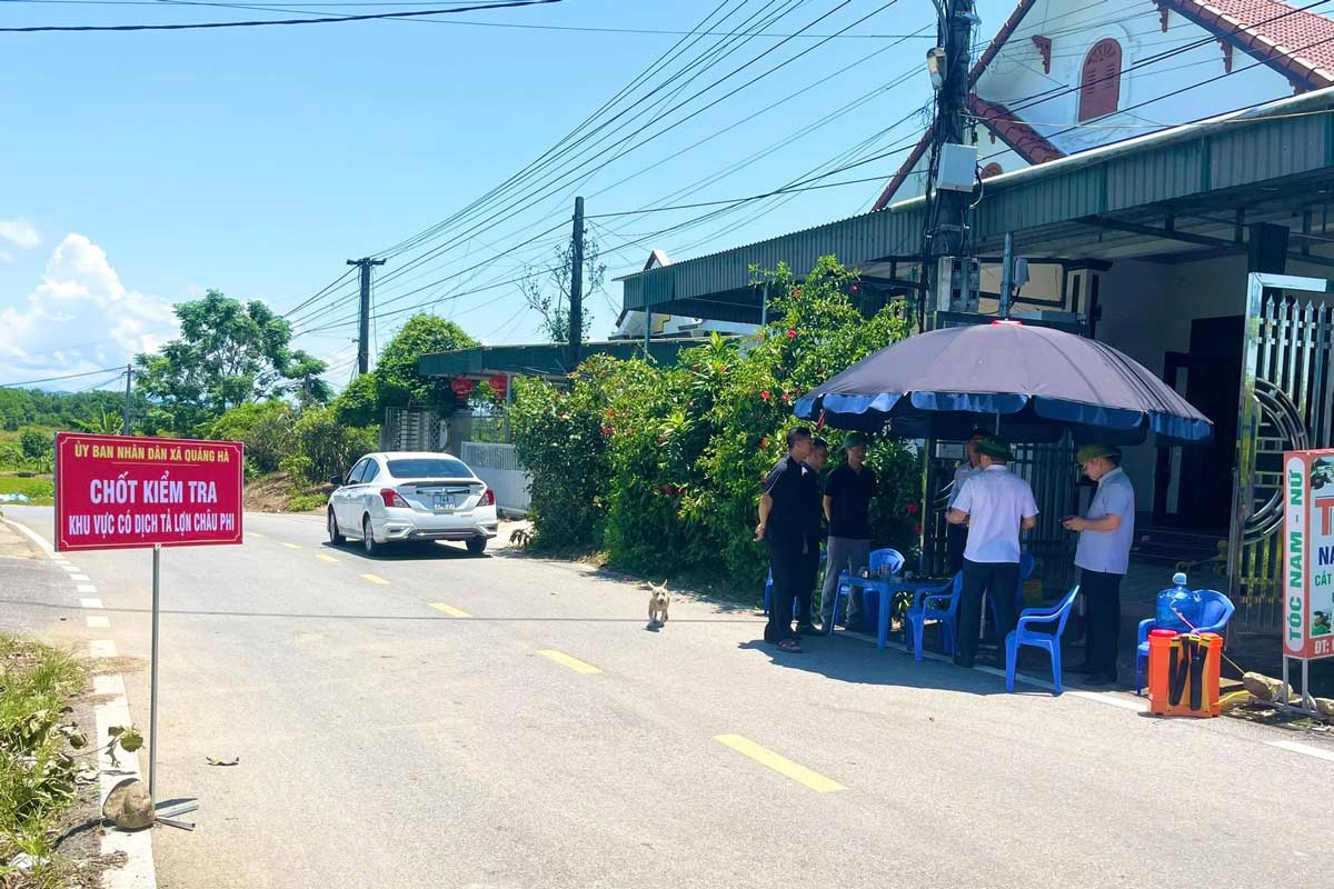 Chot phong chong dich tai xa Quang Ha, tinh Quang Ninh. Anh: Dieu Hoang