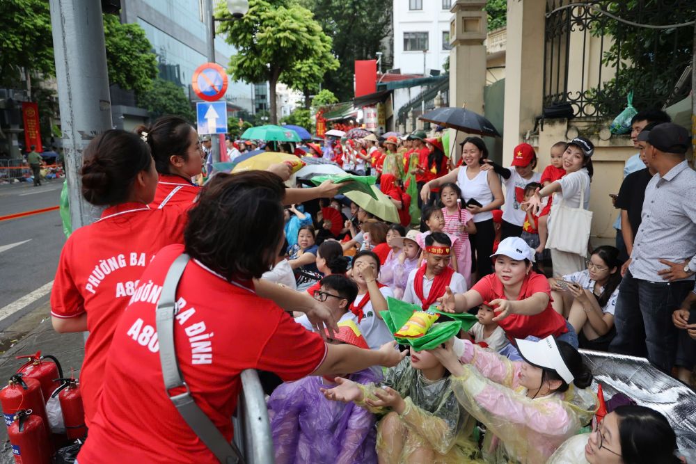 Phuong Ba Dinh (Ha Noi) cap phat vat pham, ho tro nguoi dan ve xem le tong hop luyen lan 2. Anh: Pham Dong