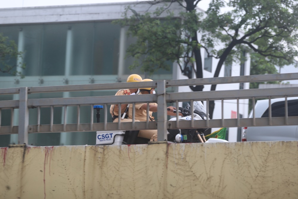 Luc luong canh sat giao thong dan doan. Anh: Pham Dong