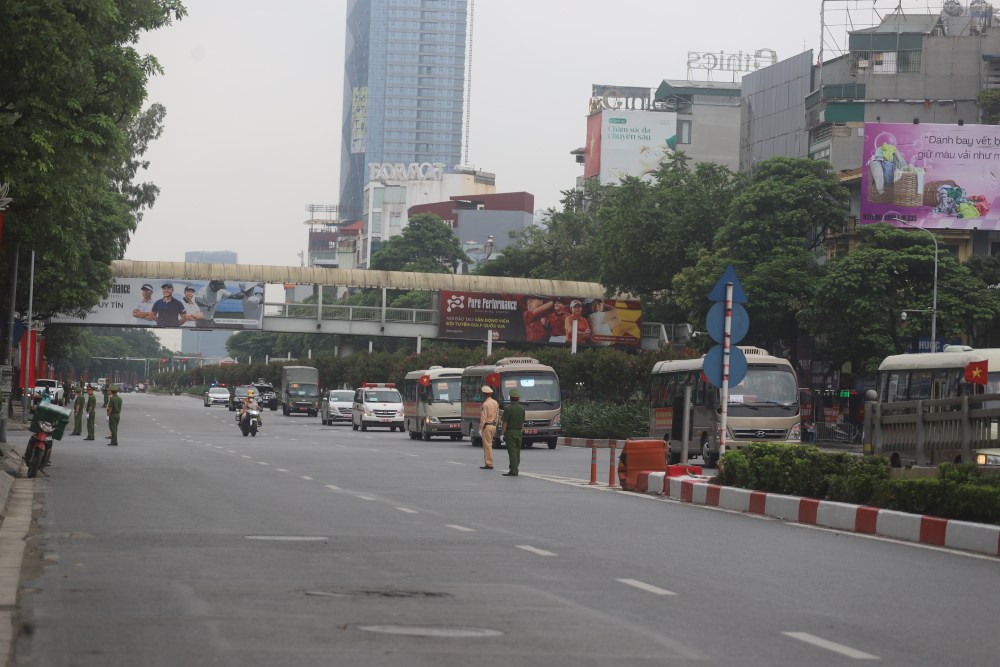 Tuyen duong Tran Duy Hung thong thoang tao thuan loi cho doan xe cho khoi cac can bo, chien si tham gia dieu binh, dieu hanh tien ve Quang truong Ba Dinh. Anh: Pham Dong