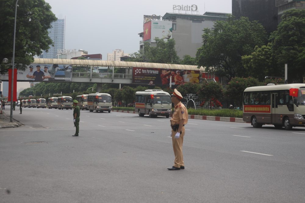 Doan xe cho khoi cac can bo, chien si tham gia dieu binh, dieu hanh tien ve Quang truong Ba Dinh. Anh: Pham Dong