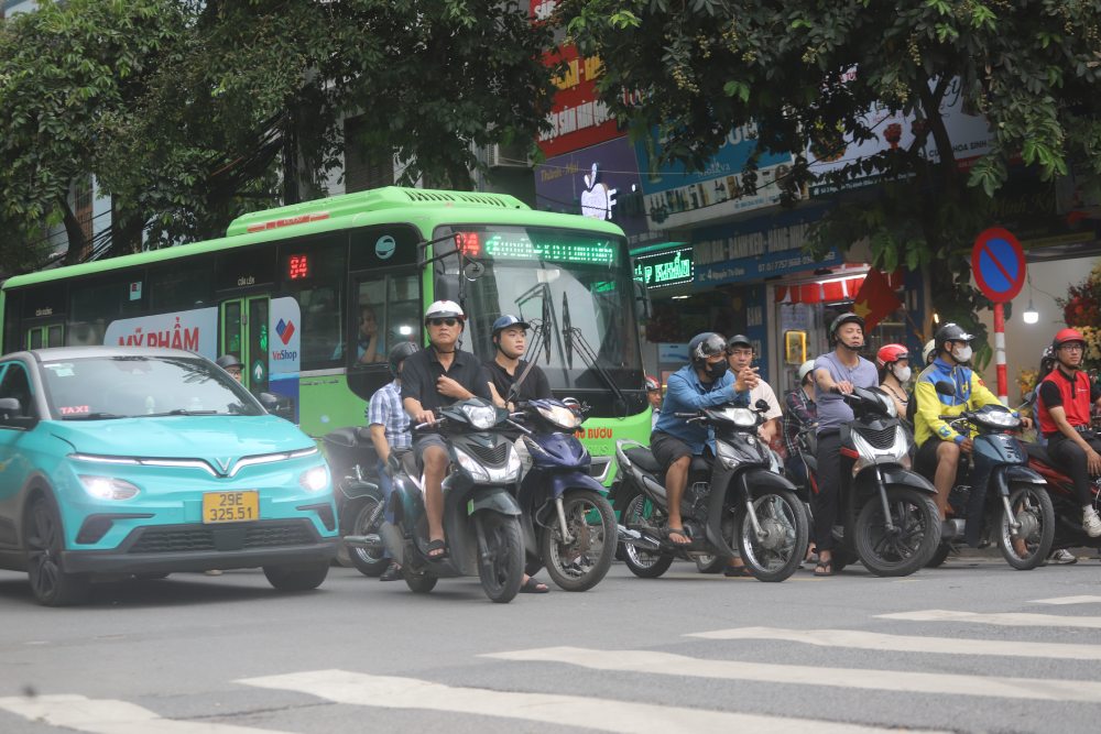Cac phuong tien tren pho Nguyen Thi Dinh doan noi voi Tran Duy Hung dung lai nhuong doan xe di qua. Anh: Pham Dong
