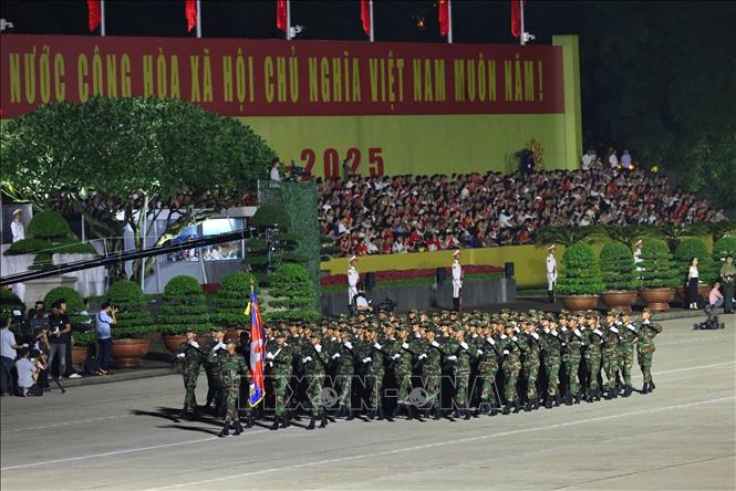 Khoi quan doi Hoang gia Campuchia dieu qua le dai. Anh: TTXVN
