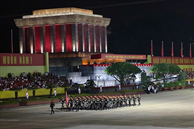 Khoi quan doi nhan dan Lao dieu qua le dai. Anh: TTXVN