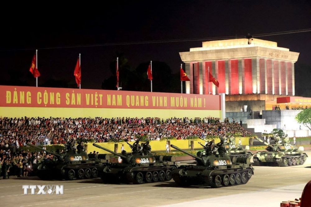 Khoi xe Tang thiet giap dieu binh tren Quang truong Ba Dinh. (Anh: Tuan Anh/TTXVN)