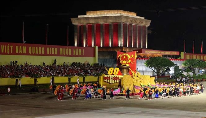 Xe mo hinh Quoc huy nuoc Cong hoa xa hoi chu nghia Viet Nam di dau khoi dieu binh, dieu hanh. Anh: TTXVN