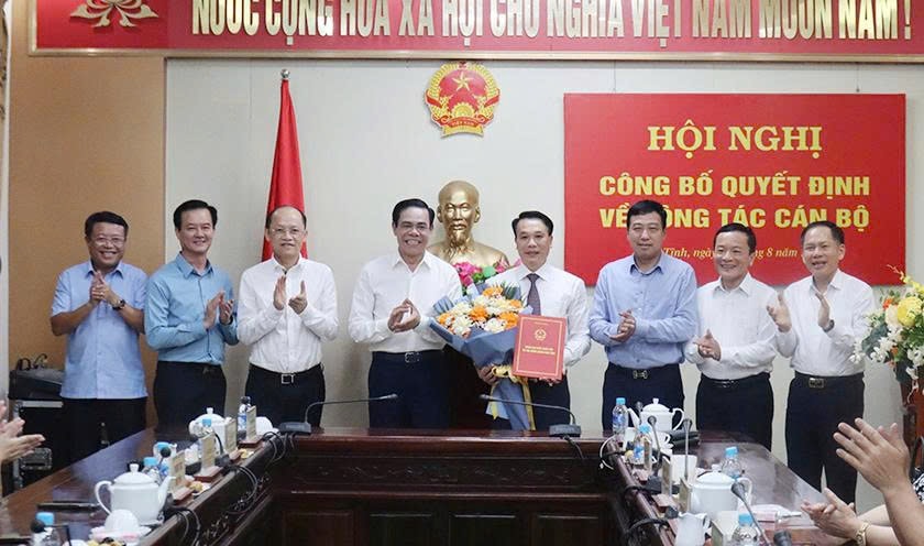 The leaders of Ha Tinh province presented flowers to congratulate Mr. Nguyen Huy Hung on his appointment to the new position. Photo: Xuan Hoa