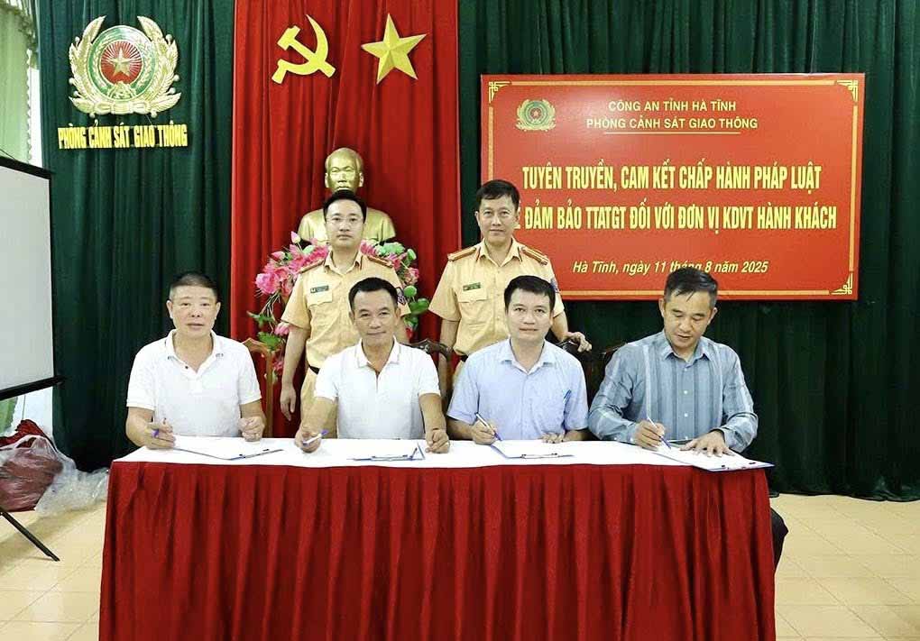 하띤성의 여객 운송 기업들이 교통 안전 보장 서약을 체결했습니다. 사진: 하띤 공안.
