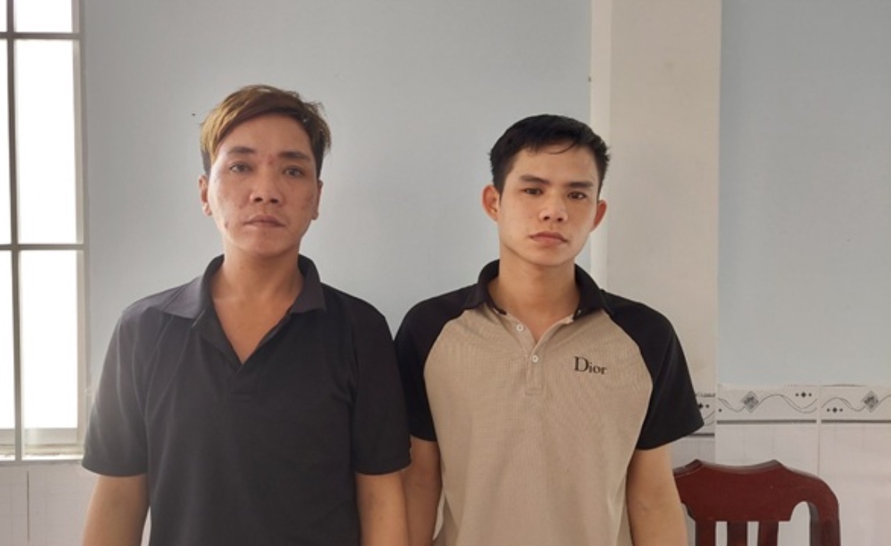 공안 기관에 있는 두 용의자 Tinh과 Phuc. 사진: 동탑성 공안