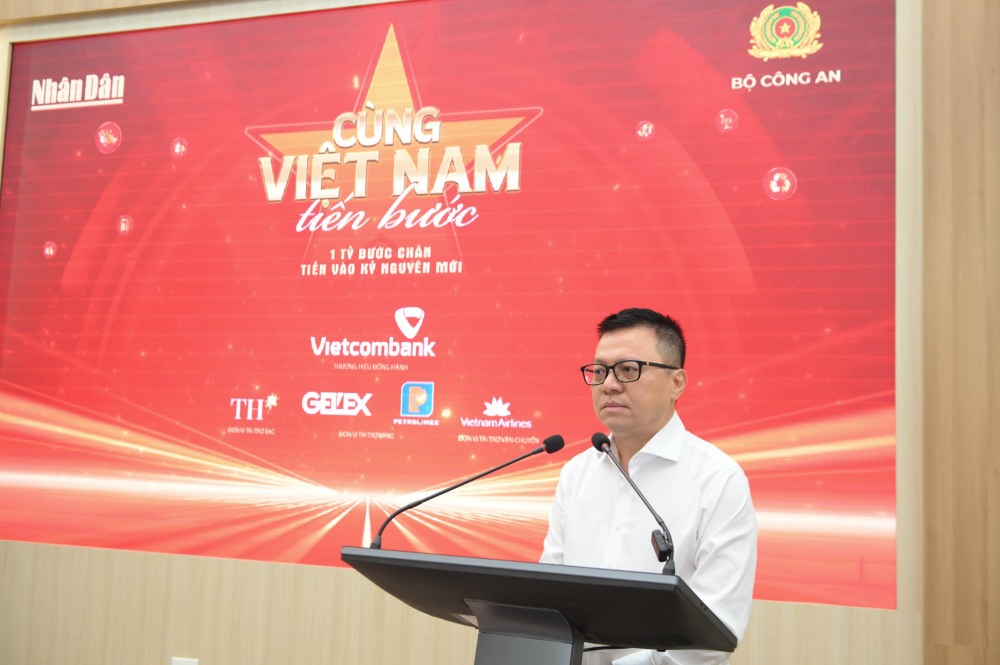 Ong Le Quoc Minh phat bieu tai buoi le. Anh: BTC