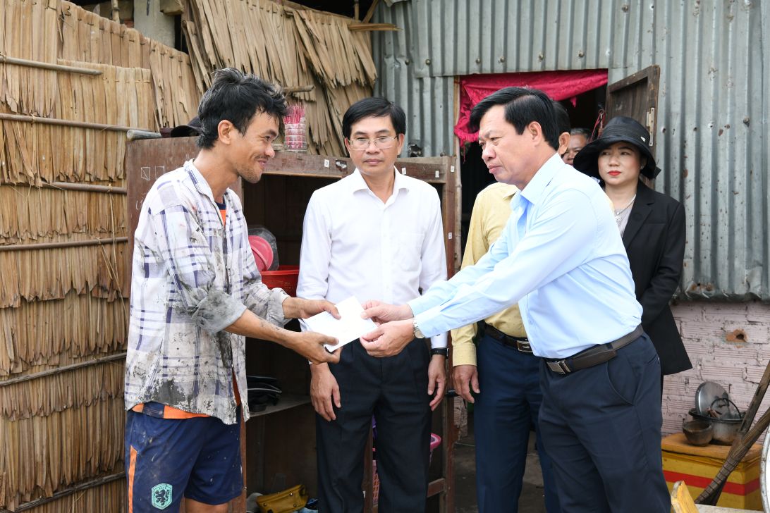Doan cong tac cua So Nong nghiep va Moi truong TP Can Tho ho tro gia dinh bi anh huong do loc xoay. Anh: Thanh Dong
