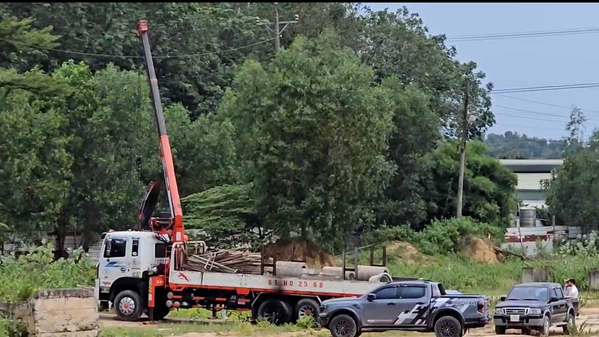 The scene of the crane truck hitting an electric wire, causing 2 casualties in Ho Chi Minh City. Photo: Dinh Trong