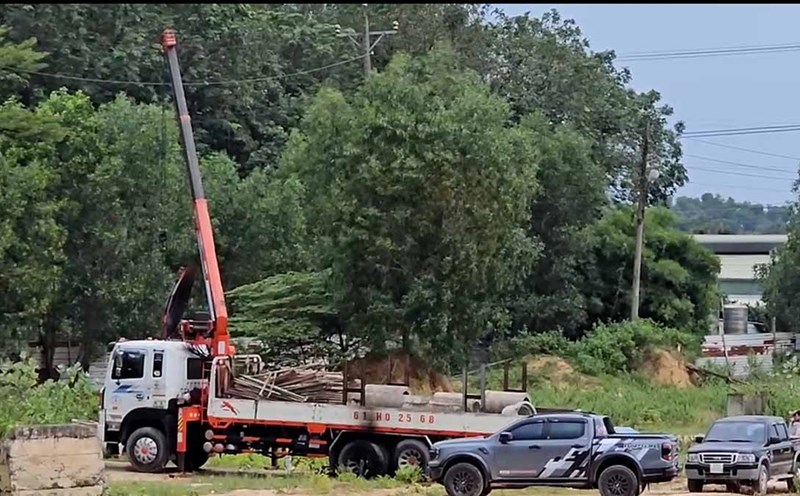 The scene of the crane truck hitting an electric wire, causing 2 casualties in Ho Chi Minh City. Photo: Dinh Trong