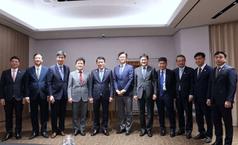 Politburo member, Minister of Public Security Luong Tam Quang and Mr. Kim Won Kyong (middle) and delegates took a group photo. Photo: Ministry of Public Security