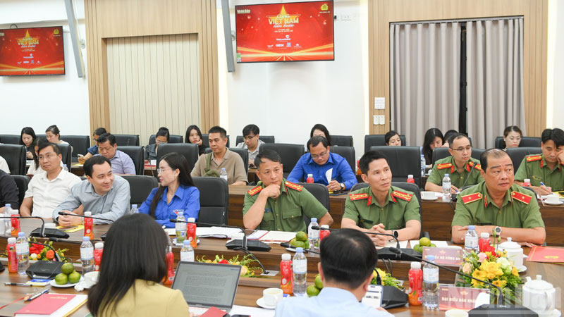 Cac dai bieu tham du buoi hop bao. (Anh: THE DAI) 