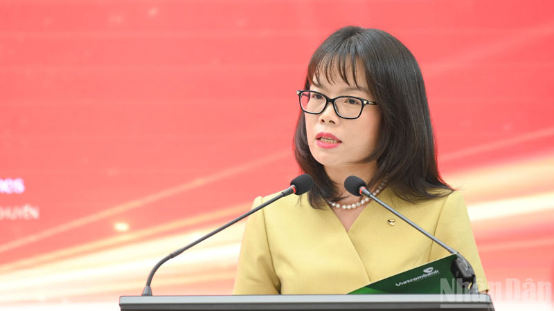 Ba Doan Hong Nhung - Thanh vien Ban Dieu hanh, Giam doc Khoi Ban le, Ngan hang Vietcombank phat bieu tai buoi hop bao. (Anh: THE DAI) 