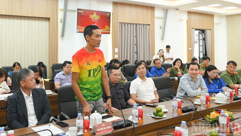 Ong Do Ngoc Duong, Chu tich cau lac bo Cong vien Thong Nhat chia se tai buoi hop bao. (Anh: THE DAI) 