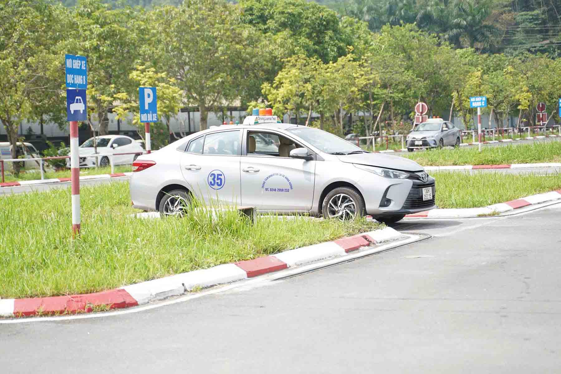 Hung Vuong 운전 교육 및 시험 센터의 사형 시험 부분. 사진: 하노이 공안