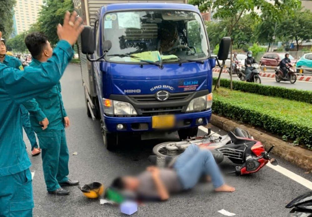 Ho Chi Minh City Police search for the motorbike driver who caused the accident and fled, the victim is in critical condition