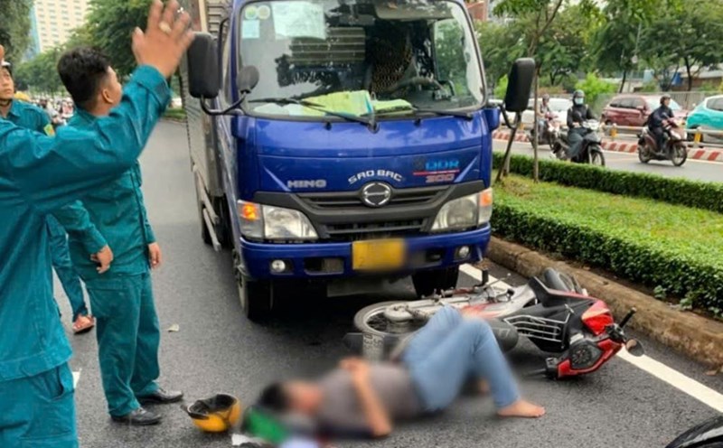 Ho Chi Minh City Police search for the motorbike driver who caused the accident and fled, the victim is in critical condition