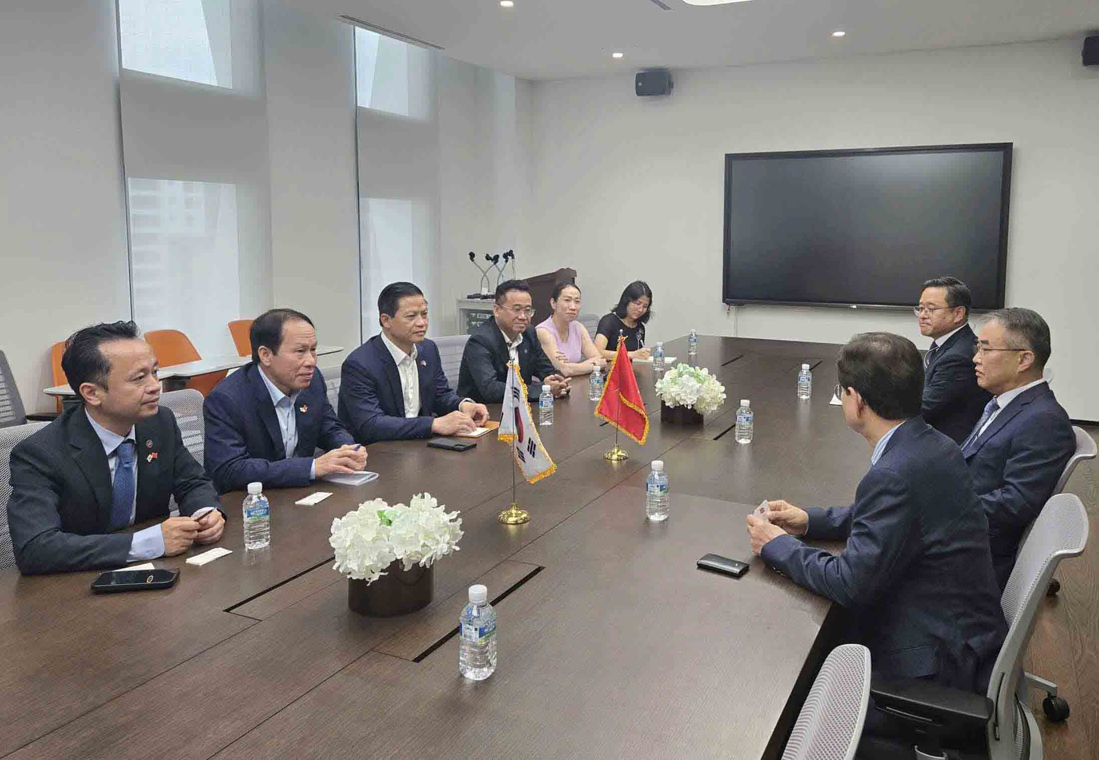 업무 회의 전체 모습. 사진: 박닌 전자 정보 포털