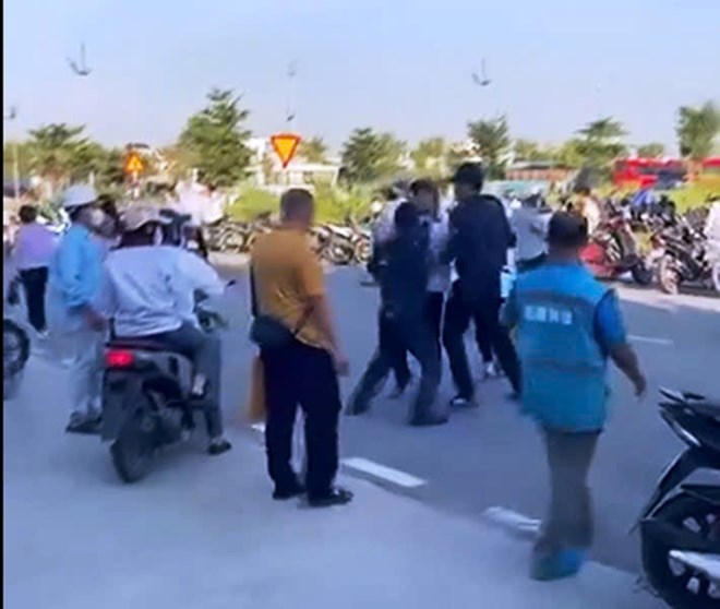 Một công nhân ở Ninh Bình bị 2 người mặc đồng phục bảo vệ hành hung trước cổng công ty