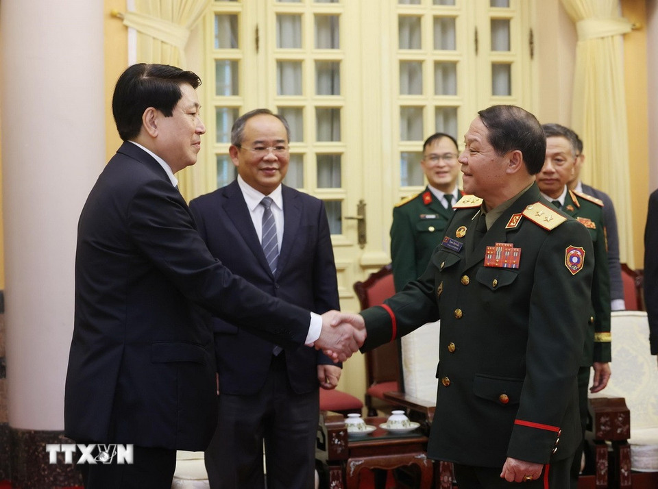 Politburo member and President Luong Cuong received Lieutenant General Vongsone Inpanphim - Deputy Minister of National Defense, Director of the General Department of Politics of the Lao People's Army. Photo: VNA