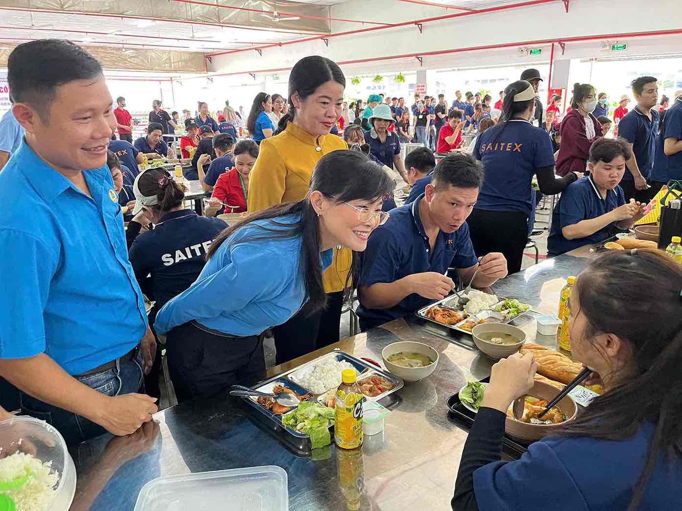 Saitex International Dong Nai VN 유한 회사는 3 000명 이상의 노동자를 대상으로 노동조합 점심 식사를 조직했습니다. 사진: 노동조합 제공