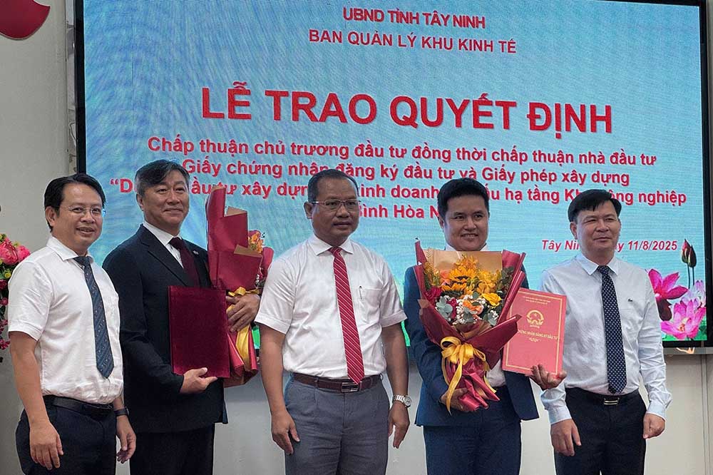 Tay Ninh의 Binh Hoa Nam 1 산업 단지 프로젝트 투자 결정 수여식. 사진: Thanh Vu