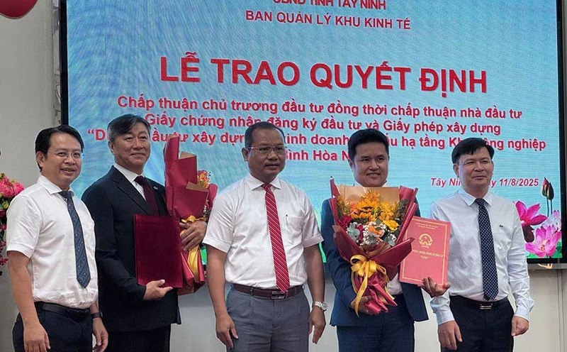 The investment decision awarding ceremony for the Binh Hoa Nam 1 Industrial Park project in Tay Ninh. Photo: Thanh Vu