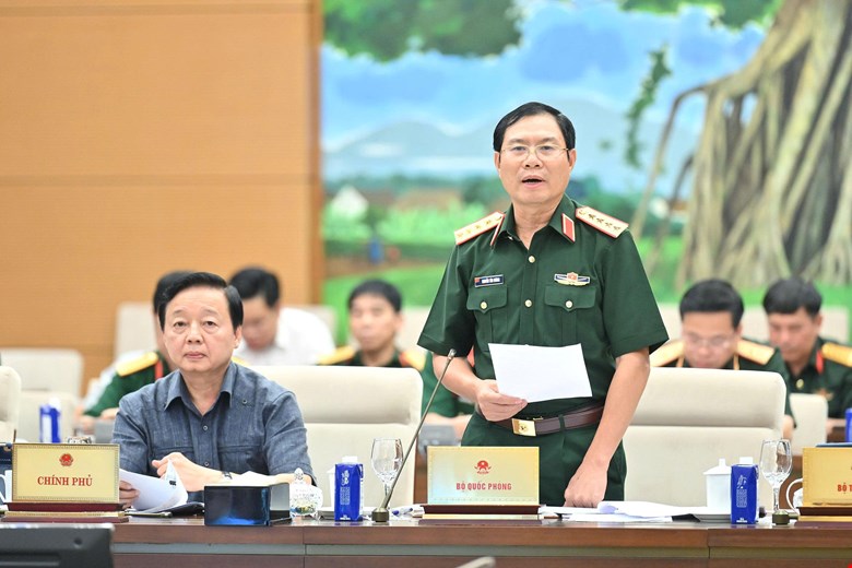 General Nguyen Tan Cuong - Chief of the General Staff of the Vietnam People's Army, Deputy Minister of National Defense - spoke about the proposal for the authority of the Prime Minister in a state of emergency. Photo: Quochoi.vn