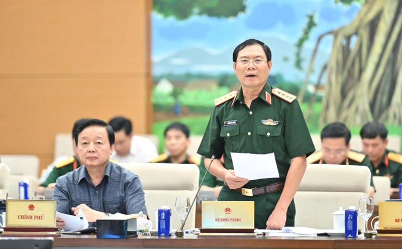 General Nguyen Tan Cuong - Chief of the General Staff of the Vietnam People's Army, Deputy Minister of National Defense - spoke about the proposal for the authority of the Prime Minister in a state of emergency. Photo: Quochoi.vn