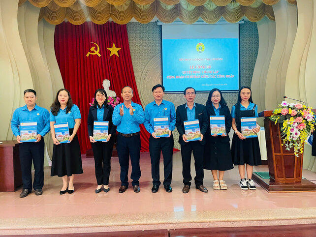 Nguyen Phu Hoang 씨 - 람동성 베트남 조국전선위원회 부위원장 람동성 노동연맹 위원장이 성 노동조합 사업위원회 기초 노동조합 설립 결정을 수여하고 있습니다. 사진: Van Hung