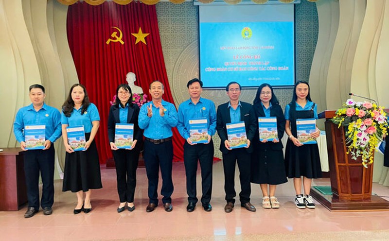 Mr. Nguyen Phu Hoang - Vice Chairman of the Provincial Vietnam Fatherland Front Committee, Chairman of the Lam Dong Provincial Labor Federation presented the decision to establish a grassroots trade union of the Provincial Trade Union Work Committee. Photo: Van Hung