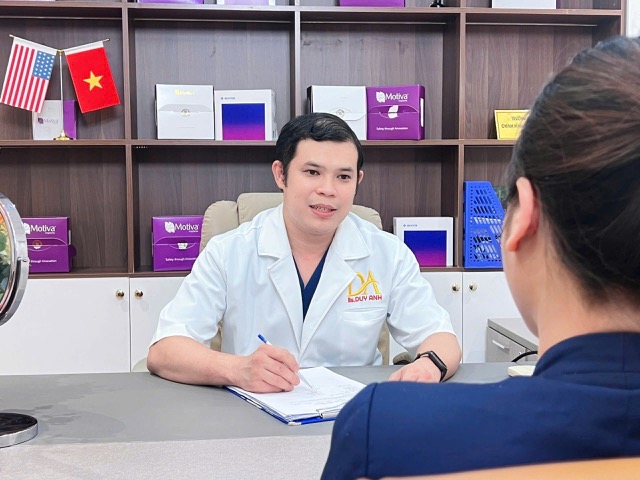 Doctor Vo Duy Anh is consulting with people who need cosmetic surgery. Photo: Nguyen Ly